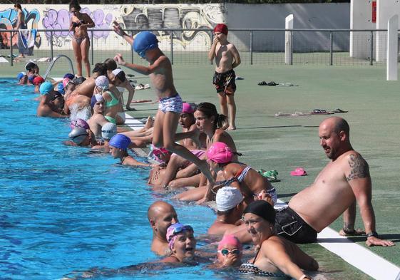 Bañistas en la piscina del Sotillo este miércoles.