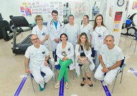 Juan Carlos Muñoz (jefe de Cardiología), María Acuña (cardióloga responsable Unidad Rehabilitación Cardiaca), Marina Revilla (cardióloga responsable de Unidad Cardio-Oncología) y Juan Carlos Torrego (jefe de Oncología Médica). Detrás, Ana Martín, (enfermera ); Héctor García (cardiólogo de rehabilitación cardiaca), Alexandra Cáceres (fisioterapauta), Irene Bragado (enfermera) e Isabel Domingo (fisioterapeuta), en la sala de rehabilitación cardiaca del Río Hortega.