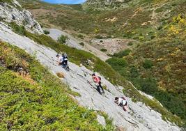 Tres chicas realizan escalada en la Montaña Palentina.