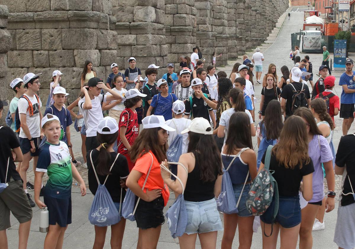 Explicaciones previas al inicio de la gincana en el Acueducto.