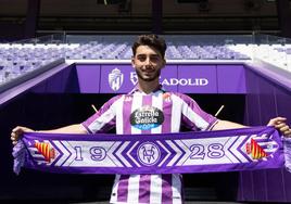 Raúl Moro posa con la camiseta y la bufanda del Real Valladolid en su presentación.