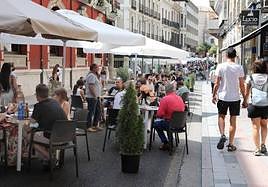 Terrazas en la calle Don Sancho.