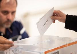 Un votante deposita su papeleta en las pasadas municipales en Valladolid.