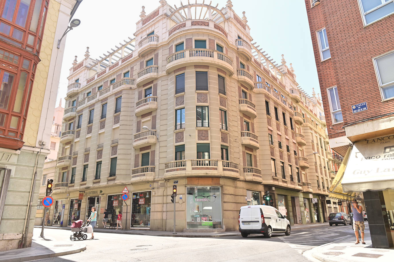 Un paseo en imágenes por la calle Fray Luis de León