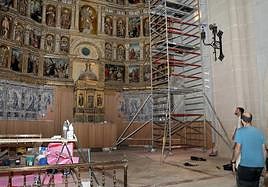 El Retablo de la Capilla Mayor, con la azulejería del S. XVI ya incorporada.