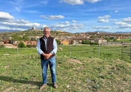Adolfo Santamaría, con su municipio al fondo.
