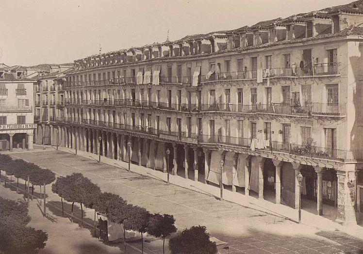 Imagen principal - En la parte superior, fotografía de la Acera de San Francisco, realizada por Jean Laurent en 1871. Debajo, cimientos de la fachada original de la iglesia de Jesús y a la derecha, excavación para el aparcamiento en la Plaza Mayor, en 1971.