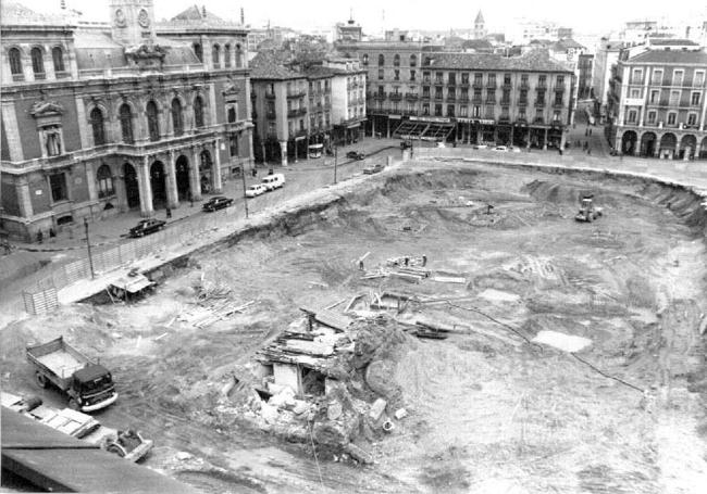 Excavación para el aparcamiento en la Plaza Mayor, en el año 1971.