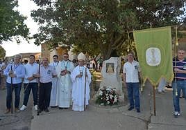 El arzobispo de Valladolid con los cofrades y autoridades frente al monolito conmemorativo