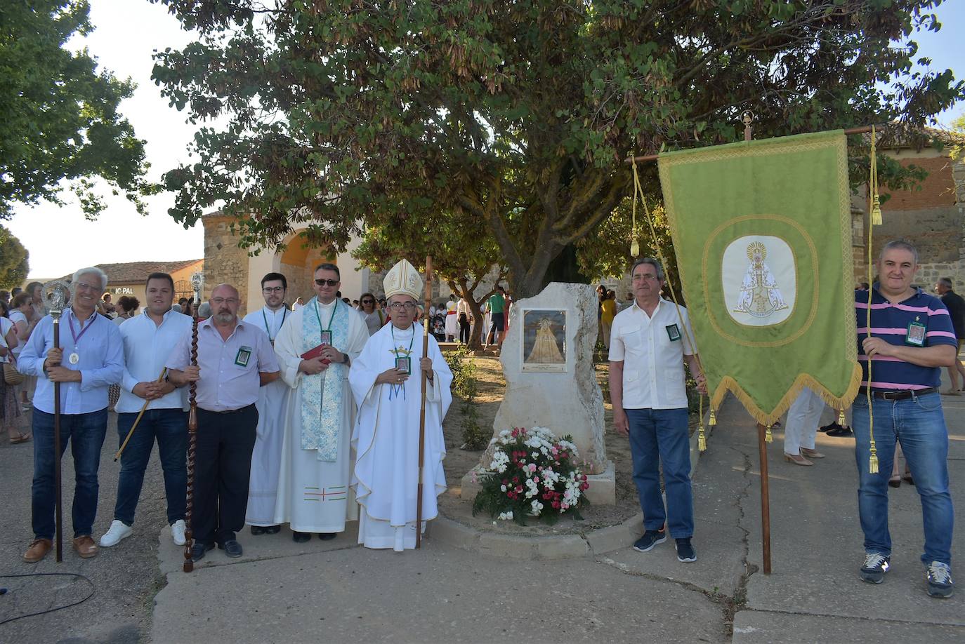 El arzobispo de Valladolid con los cofrades y autoridades frente al monolito conmemorativo
