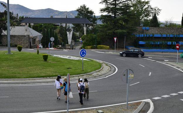 Un grupo de jóvenes cruza la N-603 en Los Ángeles de San Rafael.