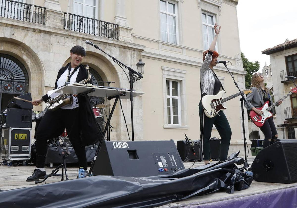 El grupo The Grooves en una actuación en la Plaza Mayor de la capital.