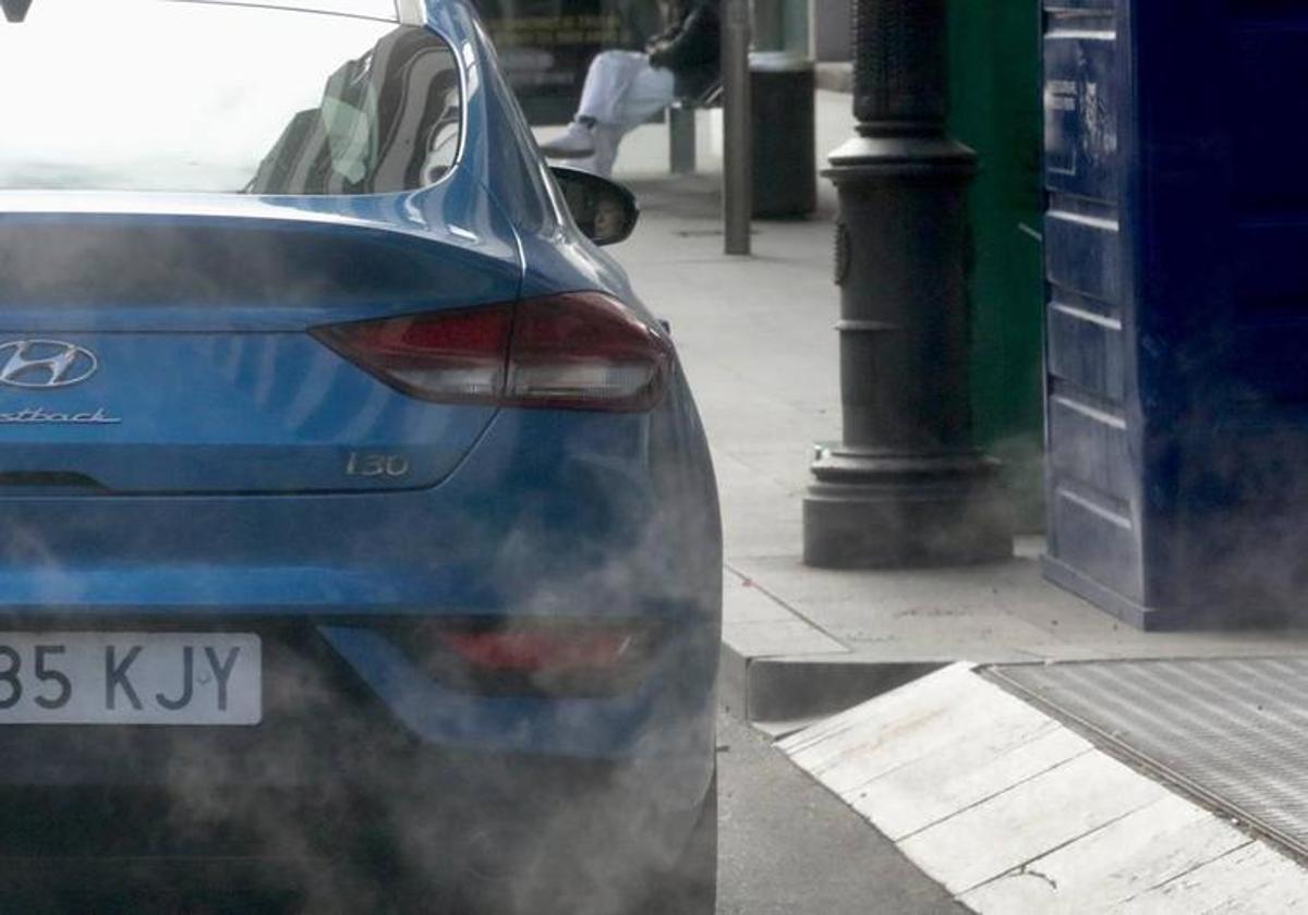 El tubo de escape de un coche echa humo en una imagen de archivo.