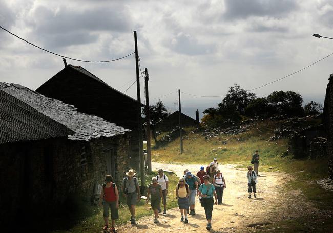 Peregrinos en el Monte Irago.