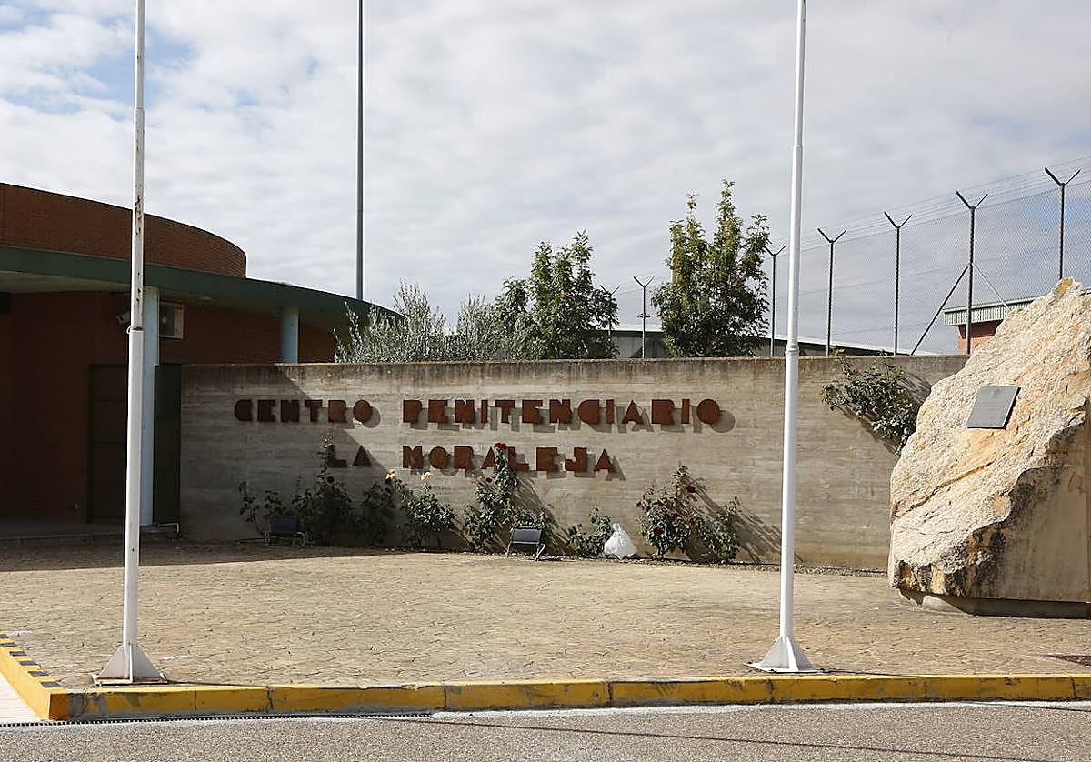 Acceso al centro penitendiario de Dueñas.