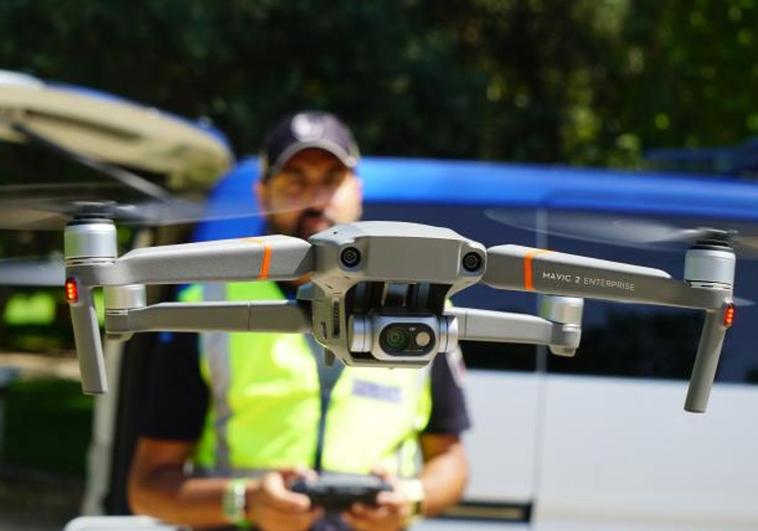 El subinspector de la Policía Local, José Bravo, maneja uno de los drones de la Policía Local.