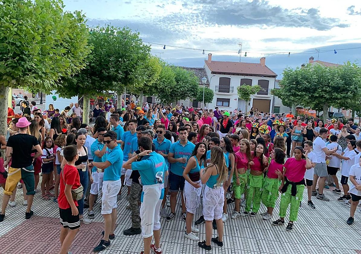 Peñistas de Megeces por las calles de la localidad en las últimas fiestas antes de la pandemia.