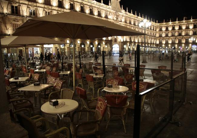 Terraza con cerramiento o cortavientos en la Plaza Mayor de Salamanca.