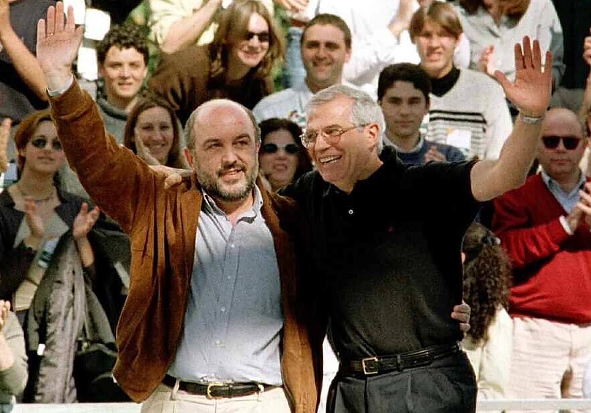 Joaquín Almunia y Josep Borrell, durante un mitin del PSOE en Sevilla, en 1999.