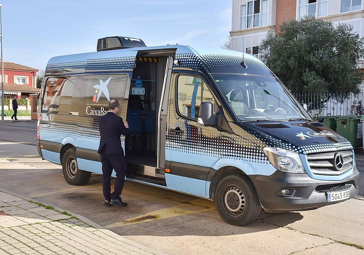 Oficina móvil de banca que presta atención en los pueblos.