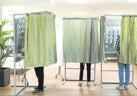 Cabinas de votación en el colegio electoral de José Luis Mosquera, en Valladolid, en mayo.