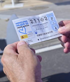 Imagen secundaria 2 - El segundo premio de la Lotería no interrumpe la partida de mus en Ataquines. Javier Sanz muestra su décimo y detalle del 21.162 en las manos de Florentino Fernández.