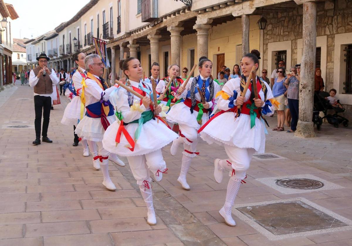 Uno de los grupos de paloteo en Ampudia.