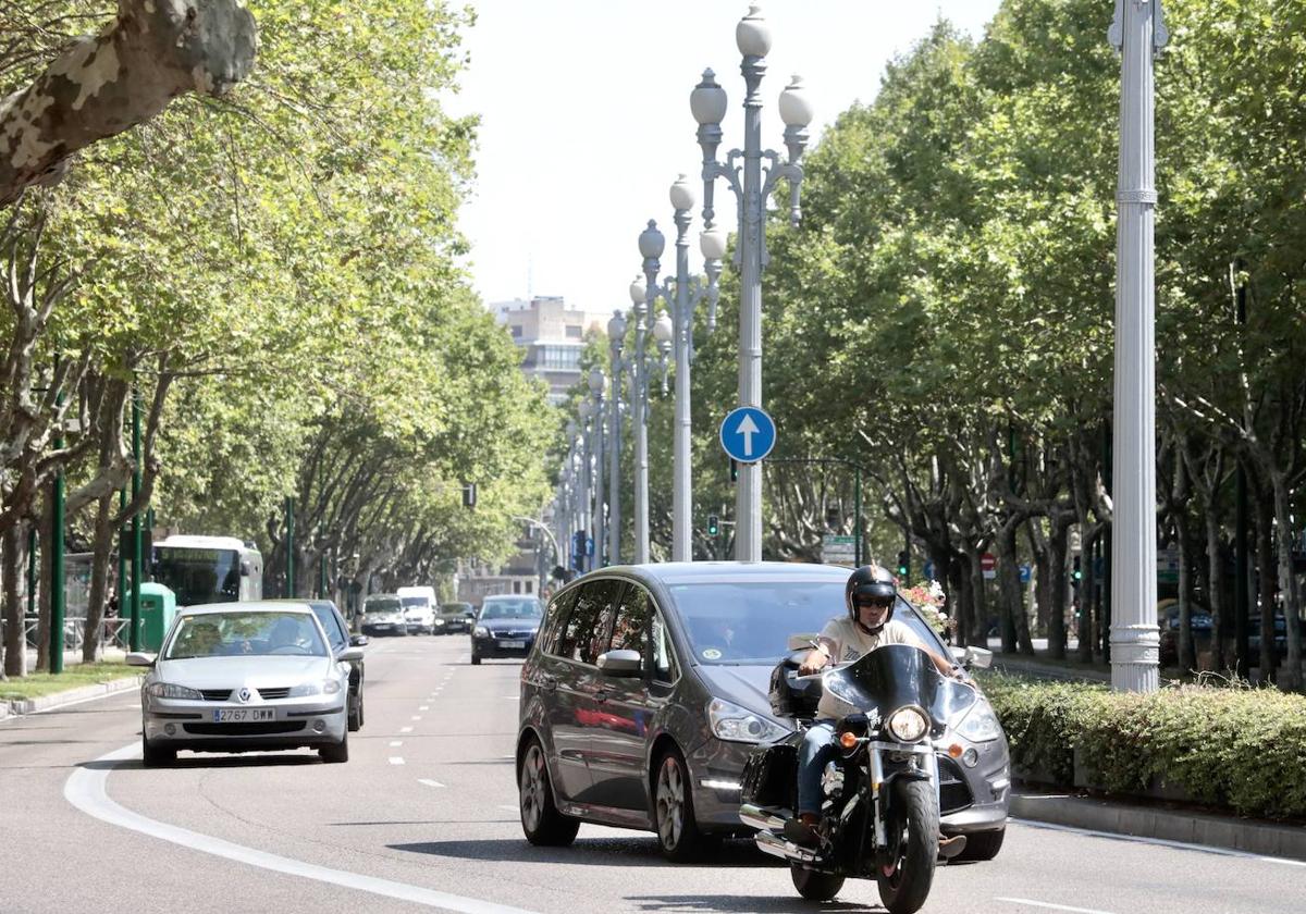 Varios vehículos, en el paseo de Zorrilla en una imagen de archivo.