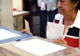 Votaciones en un colegio electoral de Salamanca.