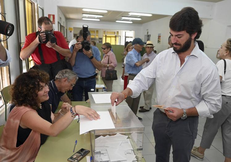 Imagen principal - Juan García Gallardo (Vox) vicepresidente de la Junta de Castilla y León, Jesús Julio Carnero (PP) alcalde de Valladolid y Luis Tudanca (PSOE) secretario general en Castilla y León.