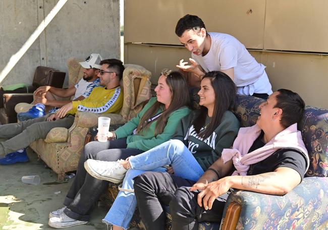 Jóvenes de Simancas y Olmedo disfrutando en las peñas a primera hora de la mañana