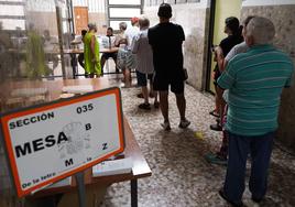 Varias personas hacen cola para votar durante la jornada electoral de este domingo.