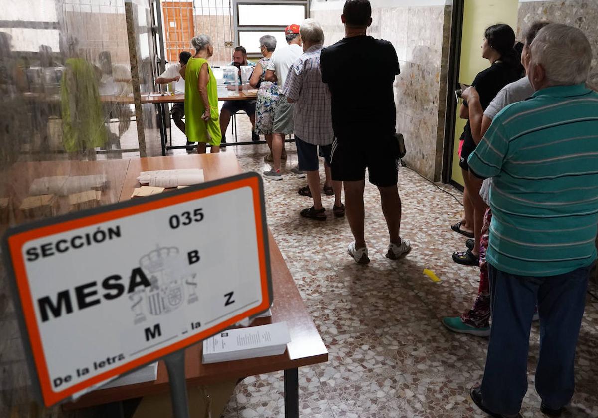 Varias personas hacen cola para votar durante la jornada electoral de este domingo.