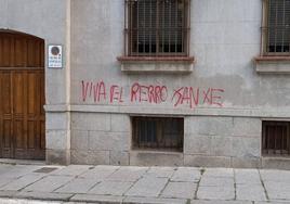 Pintadas sobre Pedro Sánchez en la plaza de la Merced de Segovia.