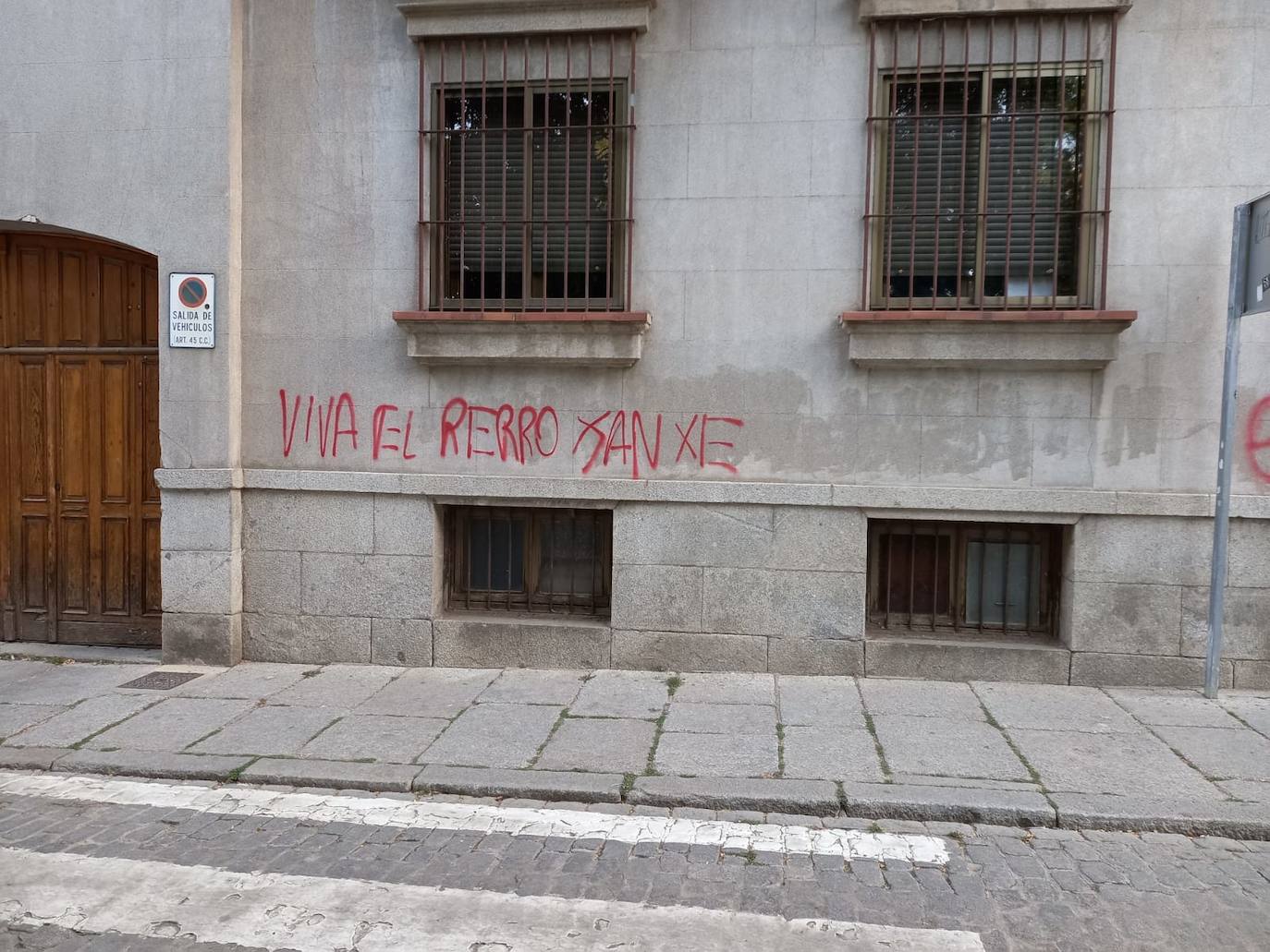 Pintadas sobre Pedro Sánchez en la plaza de la Merced de Segovia.