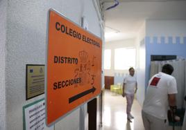 Un colegio electoral durante la jornada de las elecciones generales.