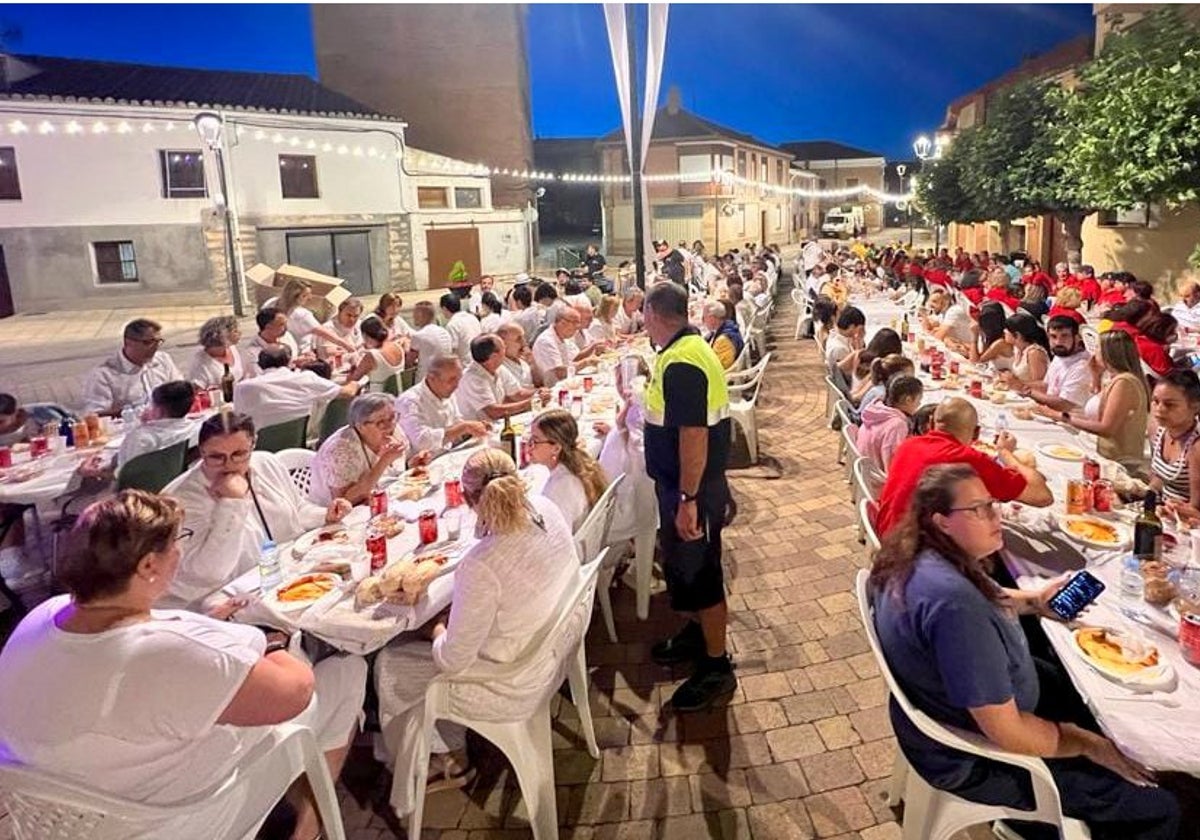 Cena colectiva en la 'Noche en Blanco' de Villamuriel de Cerrato