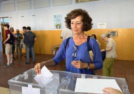 Mercedes Cantalapiedra, cabeza de lista del PP, durante la votación.