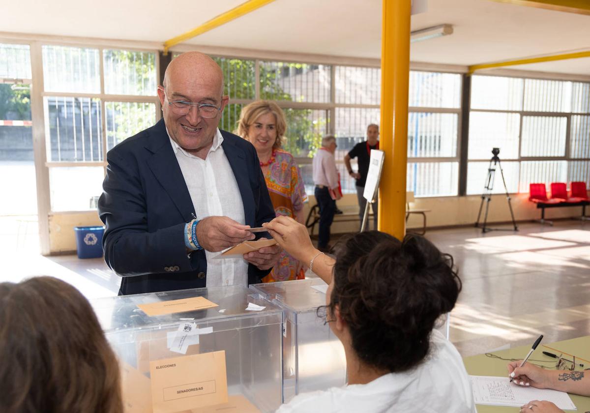 Jesús Julio Carnero, durante su votación este domingo.