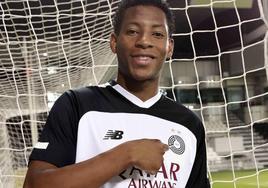 Gonzalo Plata posa con su nueva camiseta.