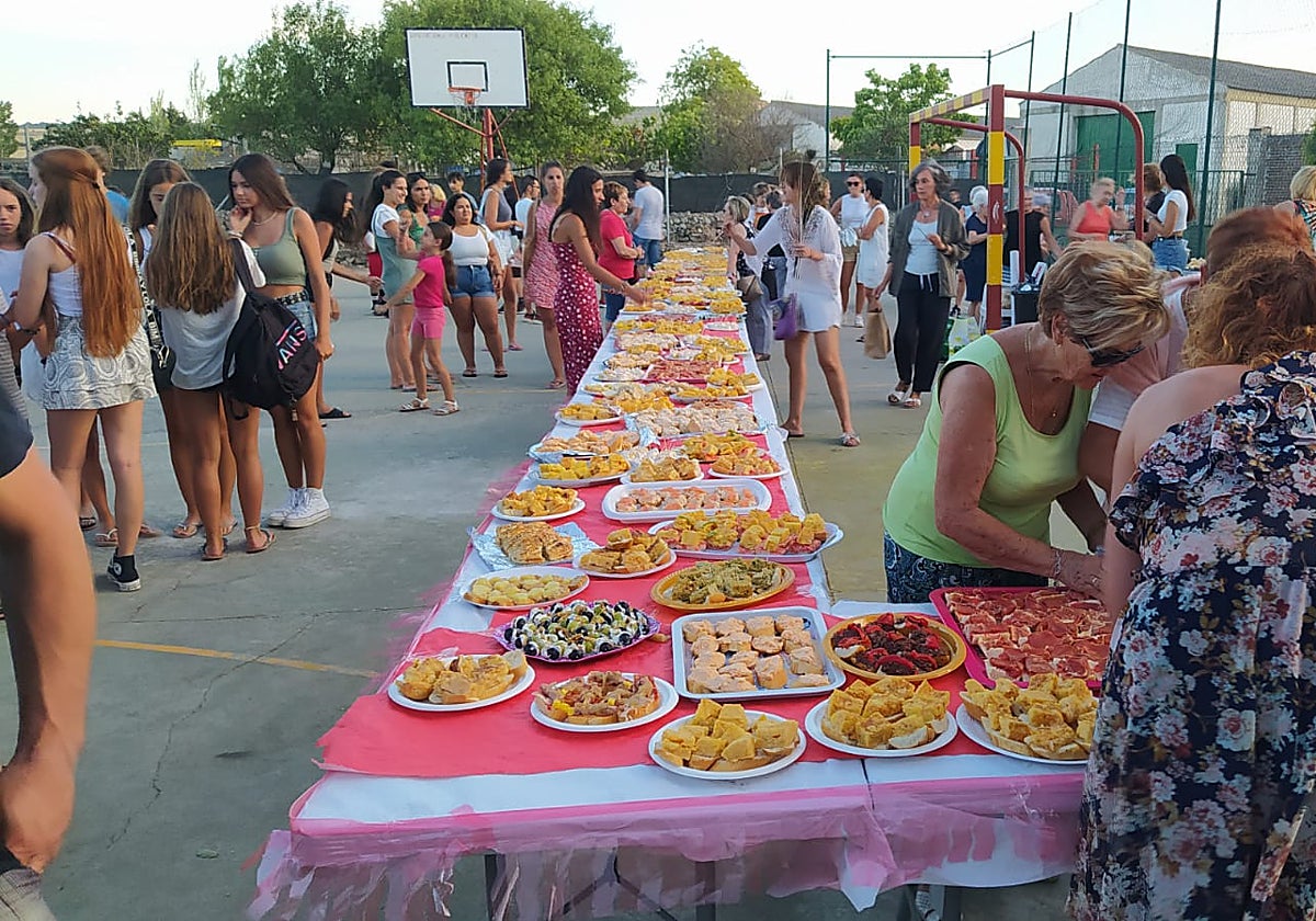 Los vecinos colaboran aportando sus pinchos