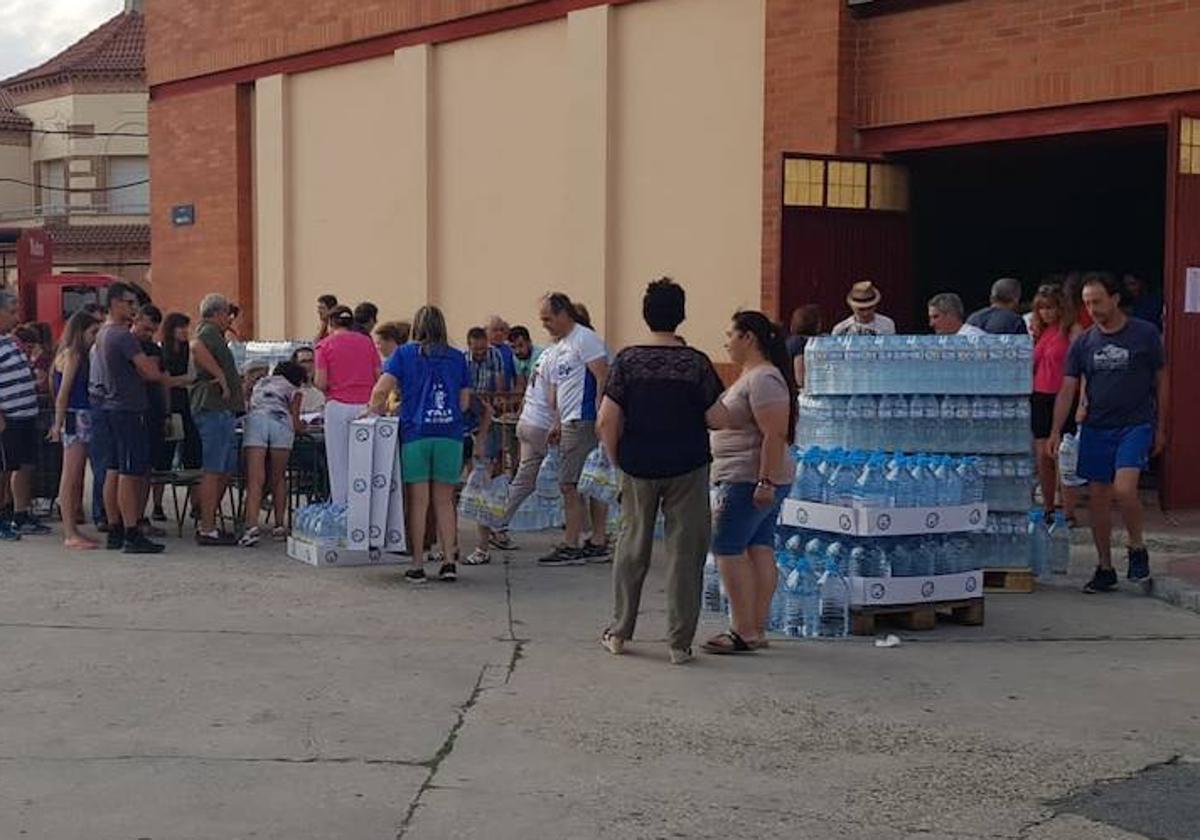 Reparto de agua embotellada en Navas de Oro.