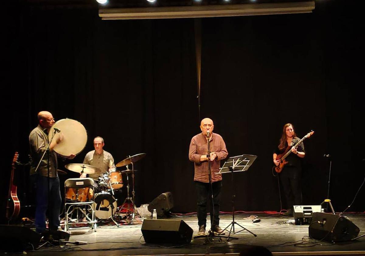 Los integrantes de Caracol Andador, en concierto.