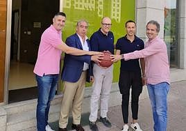 Albano Martínez (San Pablo) y José Manuel Naveira (Tizona), en los extremos, escenifican el acuerdo de los clubes burgaleses.