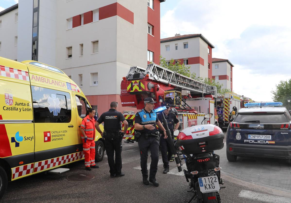 Bomberos, Policía Nacional y Local y los servicios sanitarios, en el lugar del incendio.