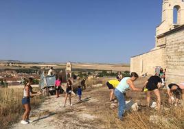 Los motanos pasan una jornada limpiando las inmediaciones de las ruinas de la iglesia del Salvador.