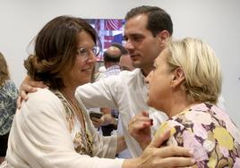 María Cuesta, Pablo Pérez Coronado y Paloma Sanz dialogan durante el recuento en la sede del PP.