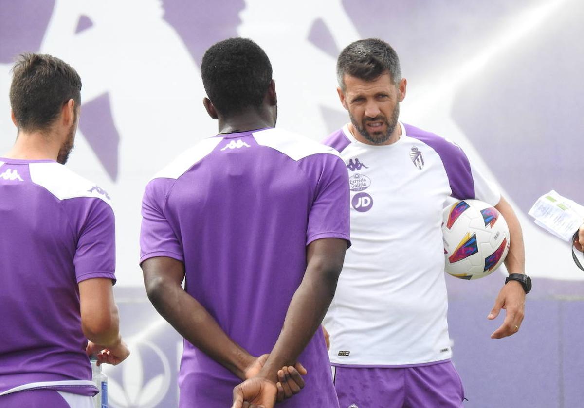 Paulo Pezzolano se dirige a los jugadores, durante la sesión de entrenamiento del pasado lunes