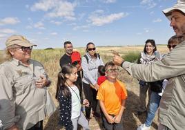 David Miguélez muestra una de las aves a los asistentes de la jornada científica.