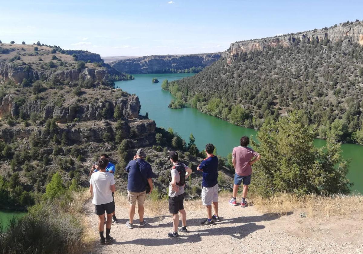 Turistas contemplan el paisaje en las Hoces del Duratón.